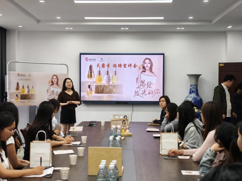 携手未来，共育英才——商学院举办河南碧佳实业 专场招聘会