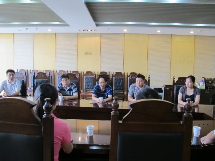 我校教务处陈广文处长和张顺利副处长就“双导师制”工作与郑州一中校方领导进行座谈 我校教务处陈广文处长和张顺利副处长就“双导师制”工作与郑州一中校方领导进行座谈