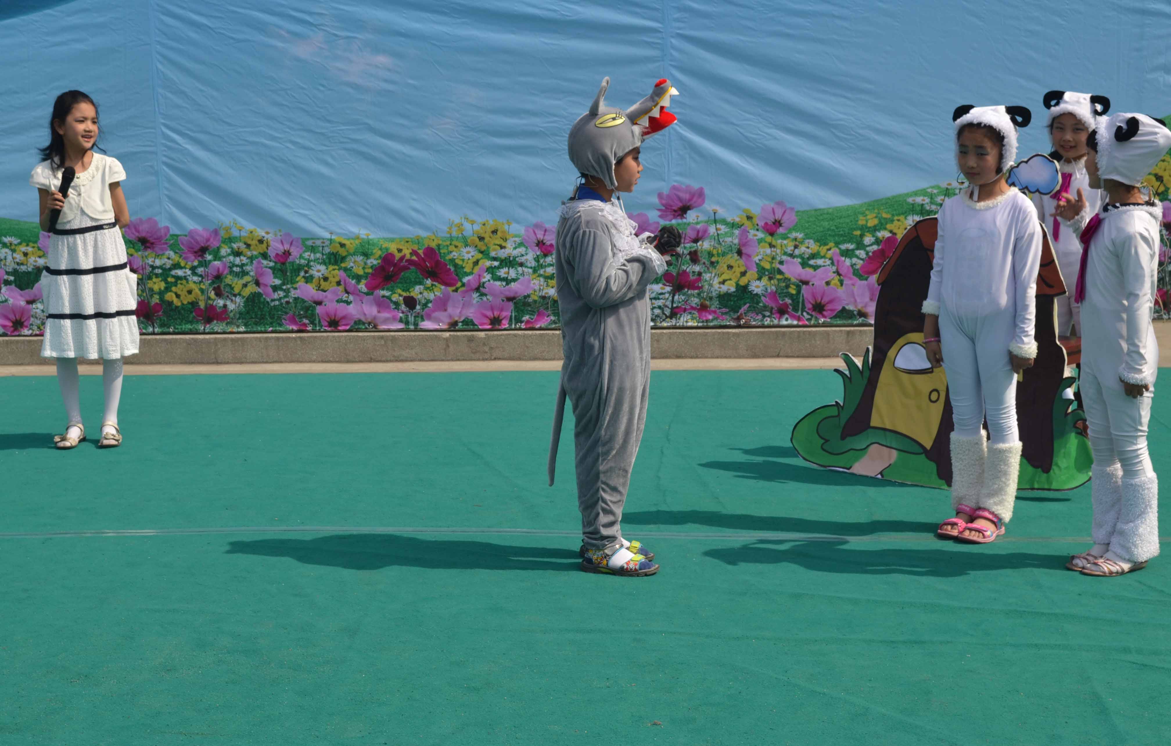 二一班:童话剧《大灰狼和三只小羊的故事》