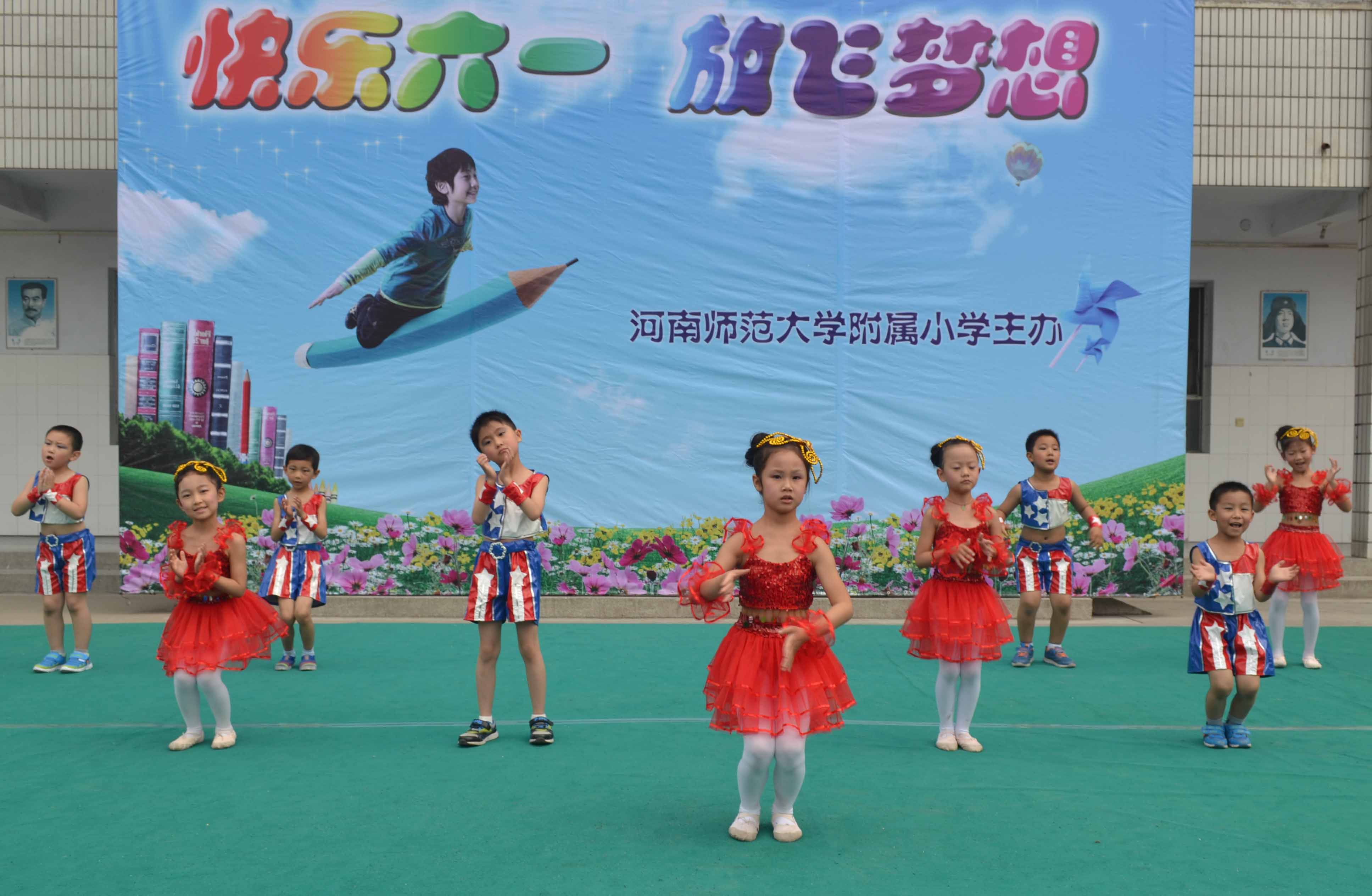 一三班:《爱我你就抱抱我》