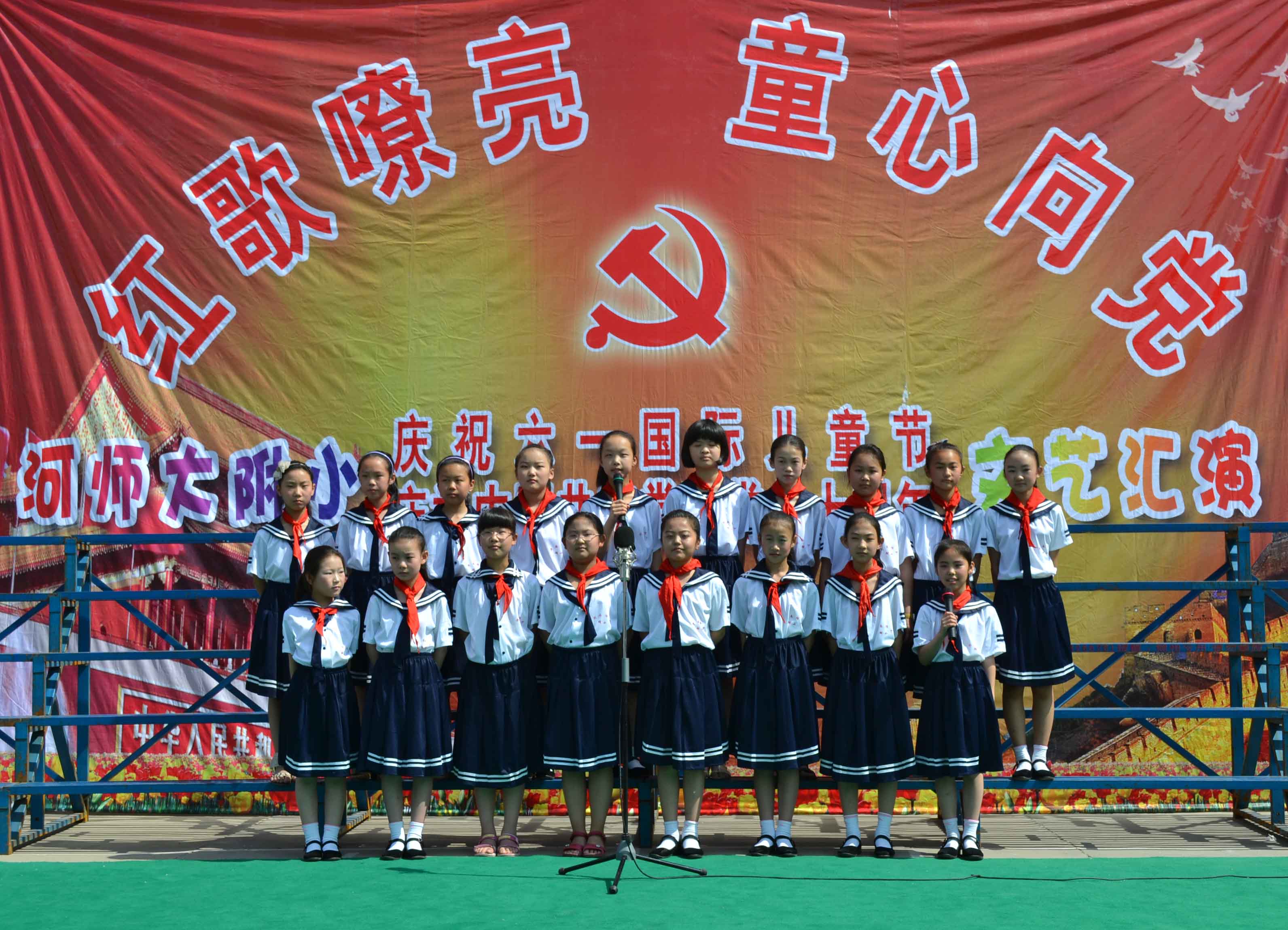 五一班《让我们荡起双浆》.摄影:许志强
