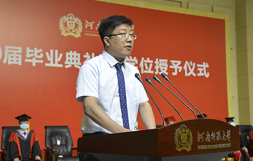环境学院曹治国老师作为教师代表发言 环境学院曹治国老师作为教师代表发言