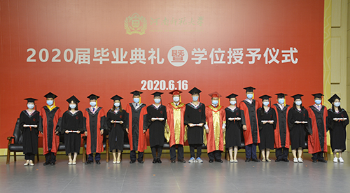 校领导为毕业生代表颁授学位证书 校领导为毕业生代表颁授学位证书