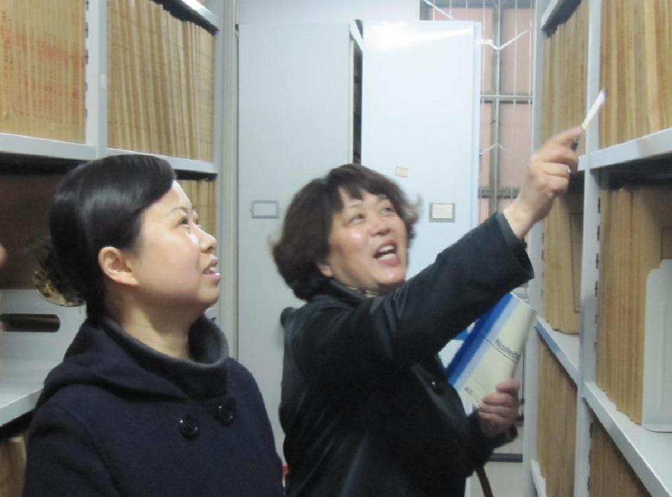 参观综合档案室